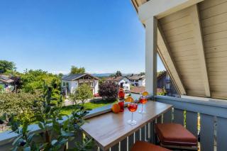 Bright Lake View Apartment with Balcony and Air Conditioning - 9