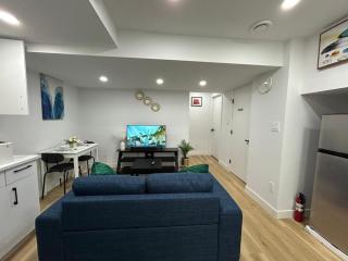 Cosy and Cute Private Basement Suite - 7