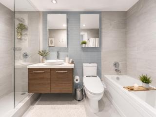 Luxury 2BR Waterfront Stay with Panoramic Vancouver Views - 1