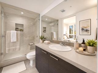 Spacious Downtown 2BR Townhouse on Helmcken - 2
