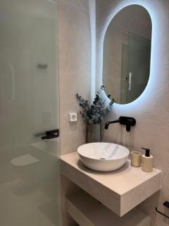 Brand new modern studio- hidden gem - 3