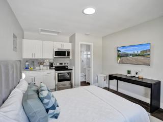 Pelican Studio with Full Kitchen in Pompano - 4