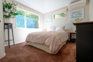Sunny Northcote Point home - near ferry & village - 9