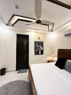 4BHK Ultra Royal Mansion in DHA Phase 6 - 9