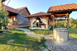 Wood & Hills Heritage Retreat with Private Spa - 8