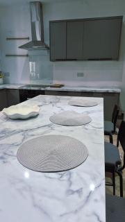 3 Bed Modern, Spacious Leeds Home - Sleeps 8 - 0
