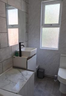 3 Bed Modern, Spacious Leeds Home - Sleeps 8 - 3