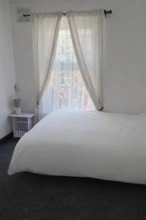 3 Bed Modern, Spacious Leeds Home - Sleeps 8 - 1