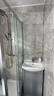 Spacious 3BR House Peterborough - 6