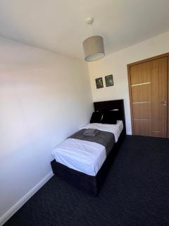 Spacious 3BR House Peterborough - 2