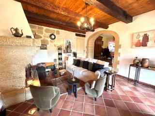 Charming, arty & cozy medieval village farmhouse, air conditioning, pool, tranquility, & views - 9