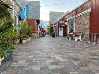 Bayview Vibes, Walk to Dining, 4BR, 1 Mi to Beach - 4