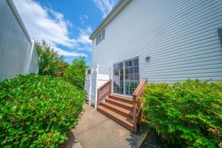 Bayview Vibes, Walk to Dining, 4BR, 1 Mi to Beach - 3