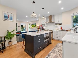 Luxury Private Resort Minutes from Langley Event Centre with hot tub, basketball, game room - 7