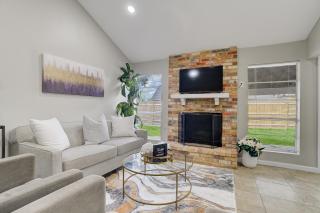 15 Min to International Airport! Cozy, Modern Home - 7