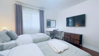 3 Bed 2 Bath Bungalow, Walk to Bus, 30 min to Downtown - 9