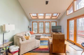 Modern Home Great for Vacations and Seeing Shows at Bethel Woods - 3