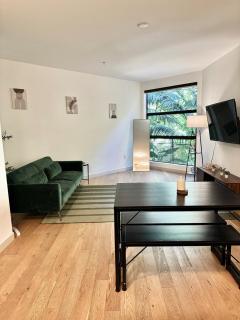 Chic Lux Apartment in Hollywood Free Parking - 4