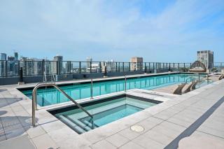 Premium Suite 1 den w Rooftop Pool Prime Location - 0