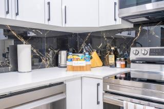 Stylish Cozy 2BR Retreat in Glacier Ridge NW for Family and Work - 4