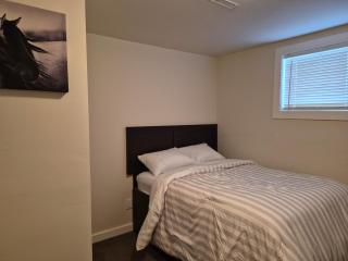 Bright and Cozy Private Suite Near Airport - 2