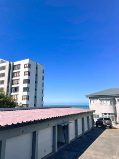 A Calm Coastal Hideaway in Strand - 9