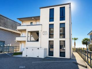Oceanfront Ground Floor • Walk to Shops • Steps to Sand • Grand Strand I 1 - 7