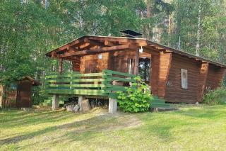 Perinteinen mökki järven rannalla - 1