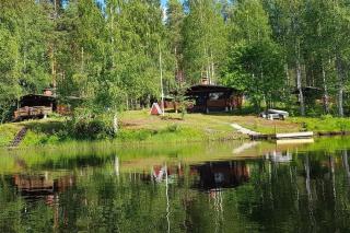 Perinteinen mökki järven rannalla - 0