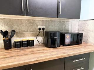 Spacious 3BR House , Sleeps 8, Free Parking & WiFi - 3