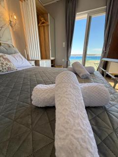 Beachfront Luxury Studio with Panoramic Sea View - 7