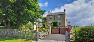 House Sleeps 10 with Parking and Garden - 3
