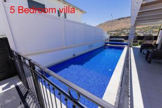 2 וילות צמודות מהממות - חדר ממ"ד בכל וילה - 2 בריכות מחוממות - 7