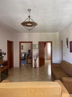 Cozy Family Home with Parking, 100m to Lake - 0