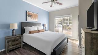 Landing Spectacular 1BD Gym Pool - 1