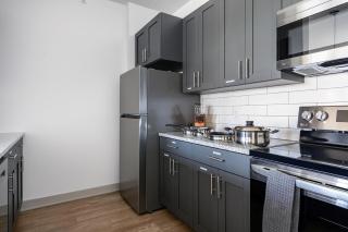 Landing Stylish 1BD Gym Clubhouse - 3