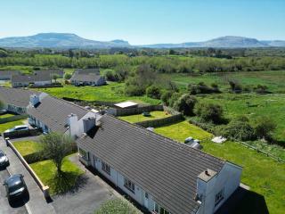 3 Bedroom Coastal Retreat by Travel Lets Holiday Homes Bundoran Near Beaches & Surf - 9