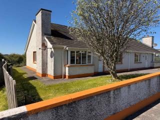 3 Bedroom Coastal Retreat by Travel Lets Holiday Homes Bundoran Near Beaches & Surf - 7