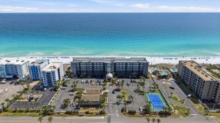 Getaway with beautiful Gulf-front view pool gym & seasonal beach service - 9