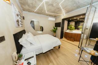 Deluxe Suite at The Bubbles Jacuzzi Rooms - Tirana - 8