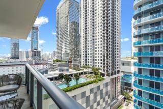 Prime Downtown Location with Rooftop Pool - 9