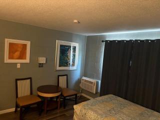 Lamplighter Motel - 7