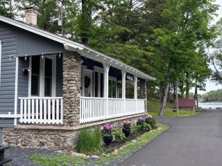 Couples Lakefront Retreat in the Poconos - 4