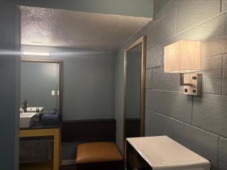 Lamplighter Motel - 9