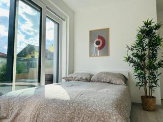 Modern Premium Apartment with Garden & Free Parking - 4