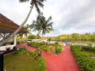 Lakefront Villa with Bathtub & Backwater Views Varkala - 9