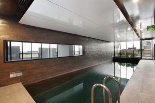 Luxury 1BR CBD Apartment with Balcony Views super close to Southerncross station - 4