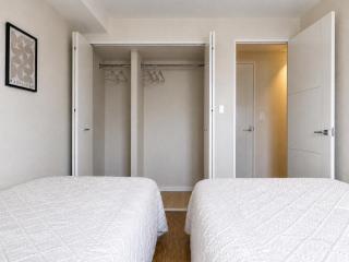 Stunning SkyTree View, Sleeps 5, Shinjuku & Shibuya Direct, 24H Supermarket 1min - 5