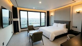 The LAND Hotel - 4