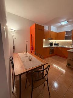 Garden Apartment near Airport & Stadium - 9